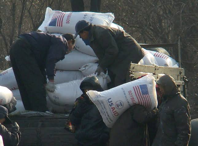 North Koreans unloading the food aid sent by the US.